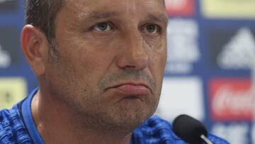 El entrenador de la Real Sociedad, Eusebio Sacristán, durante la rueda de prensa que ha ofrecido hoy en el campo de entrenamiento de Zubieta, en la localidad guipuzcoana de Lasarte, previa al debut liguero ante el Celta de Vigo.