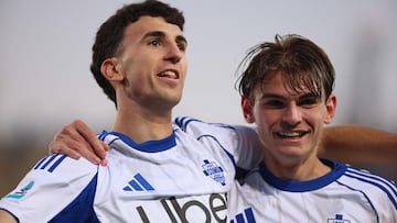 Lecce (Italy), 27/12/2025.- Como's Jacobo Ramon (L) celebrates with his teammate Nico Paz (R) after scoring a goal during the Italian Serie A soccer match between US Lecce and Como at the Via del Mare stadium in Lecce, Italy, 27 December 2025. (Italia) EFE/EPA/ABBONDANZA SCURO LEZZI