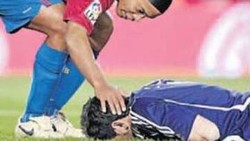 Ronaldinho consuela a Casillas.