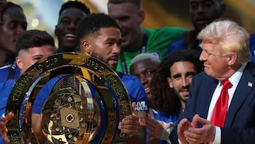 Reece James, capitán del Chelsea, con el trofeo del Mundial de Clubes entregado por Trump.