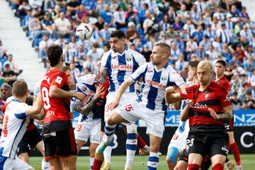 Miguel cabecea un balón contra el Mirandés. 