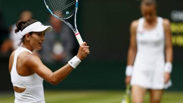 wn40 WIMBLEDON (REINO UNIDO), 13/07/2017.- La tenista espa&ntilde;ola Garbi&ntilde;e Muguruza celebra su victoria sobre la eslovaca Magdalena Rybarikova durante el partido de semifinales del torneo de Wimbledon que ambas disputaron en el All England Lawn 