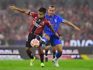 Sergio Hernandez (L) of Atlas fights for the ball with Fernando Gonzalez (R) of Guadalajara during the 10th round match between Atlas and Guadalajara as part of the Liga BBVA MX Varonil, Torneo Clausura 2026 at Jalisco Stadium, on March 07, 2026 in Guadalajara, Jalisco, Mexico.