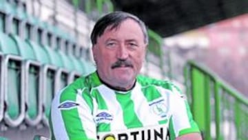 <b>VERDIBLANCO. </b>La camiseta no es del Betis, sino del Bohemians, el club que Panenka preside.