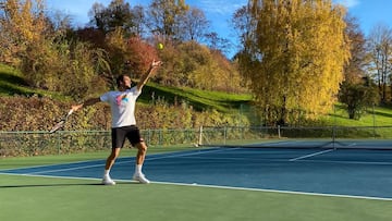 Roger Federer ejecuta un saque durante un entrenamiento.