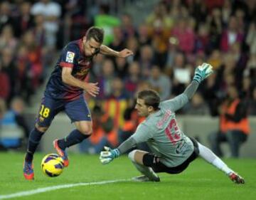 Jornada 10 / BARCELONA - CELTA DE VIGO  Jordi Alba encara al portero del Celta Javi Varas y marca el 3-1