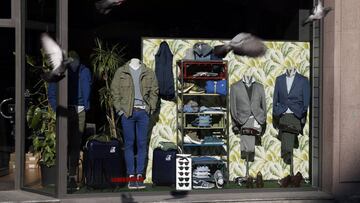 Una tienda de ropa cerrada en Bilbao. EFE/LUIS TEJIDO/Archivo