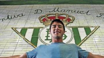 <b>VERDIBLANCO. </b>Maldonado posó para AS junto al escudo del Real Betis en la Ciudad Deportiva Don Manuel Ruiz de Lopera.