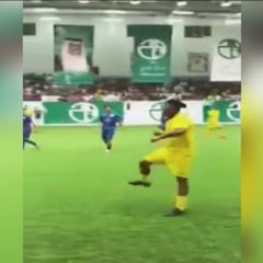 Ronaldinho sigue dejándonos con la boca abierta: dos pases sin mirar