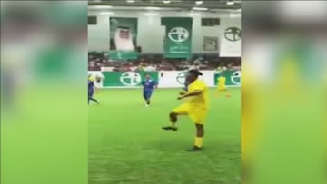 Ronaldinho sigue impresionando: dos pases sin mirar