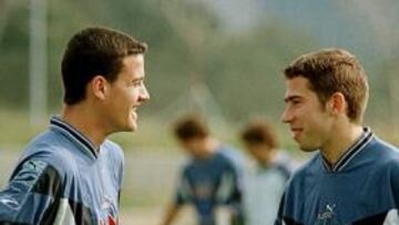 <b>ANTES DEL ESTRENO. </b>Un jovencísimo Tamudo charla con Toni Soldevilla el 19 de marzo de 1997, cuatro días antes de debutar en Liga.