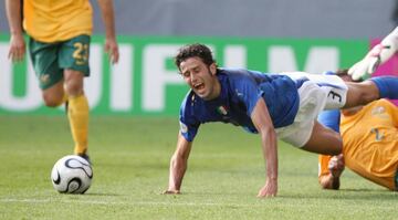 Fabio Grosso - Mundial 2006, Italia - Australia: El eventual campeón de Alemania 2006 derrotó 1-0 a Australia en los octavos tras un polémico penalti cometido sobre Grosso. Totti marcó.