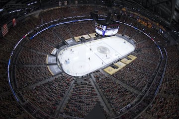Una imagen cenital muestra un momento del partido de hockey sobre hielo entre Las Vegas Golden Knights
y Saint Louis Blues, de la NHL, disputado en el T-Mobile Arena de Las Vegas, en el estado de Nevada (EE UU). El
T-Mobile Arena es un moderno pabellón multiusos, inaugurado en 2016, con capacidad para 20.000 espectadores.