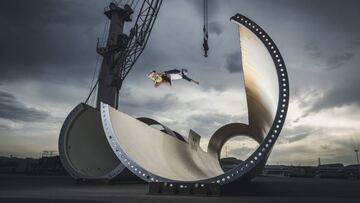 Danny Le&oacute;n patina la estructura de una torre e&oacute;lica en el muelle de Valdiviello, en Avil&eacute;s (Asturias), dentro del proyecto Red Bull Eolo.