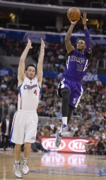 Ben McLemore (D) lanza ante J.J. Redick (I).