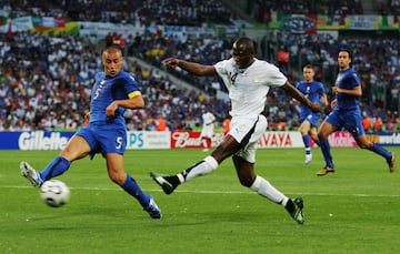 
La victoria de Italia en el Mundial 2006 catapultó al central. Sin ser tampoco el gran baluarte del triunfo de la azzurra, su Balón de Oro se tomó como un menosprecio a Ronaldinho, artífice de la segunda Champions del Barça, que acabó cuarto en las votaciones. No sólo se criticó la victoria de Cannavaro por el brasileño. Su compañero de selección Gianluigi Buffon o Thierry Henry (finalista de Mundial y Champions) tampoco hubieran desentonado. Los periodistas premiaron hacer un buen Mundial.
