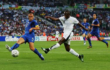 
La victoria de Italia en el Mundial 2006 catapultó al central. Sin ser tampoco el gran baluarte del triunfo de la azzurra, su Balón de Oro se tomó como un menosprecio a Ronaldinho, artífice de la segunda Champions del Barça, que acabó cuarto en las votaciones. No sólo se criticó la victoria de Cannavaro por el brasileño. Su compañero de selección Gianluigi Buffon o Thierry Henry (finalista de Mundial y Champions) tampoco hubieran desentonado. Los periodistas premiaron hacer un buen Mundial.
