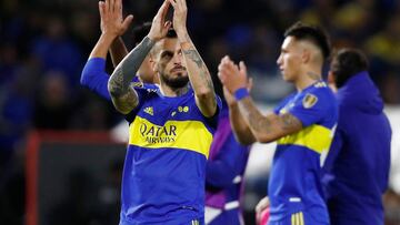 Soccer Football - Copa Libertadores - Group E - Boca Juniors v Corinthians - Estadio La Bombonera, Buenos Aires, Argentina - May 17, 2022 Boca Juniors' Dario Benedetto applauds fans after the match REUTERS/Agustin Marcarian