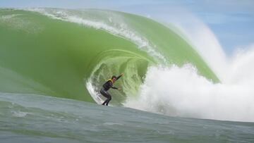Un surfista en el tubo formado por la ola Avalanche, un slab que rompe en Brasil (400 kilómetros al norte de Rio de Janeiro).