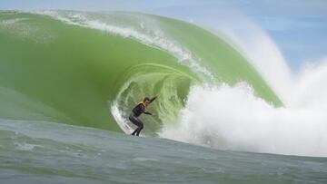 Un surfista en el tubo formado por la ola Avalanche, un slab que rompe en Brasil (400 kil&oacute;metros al norte de Rio de Janeiro). 