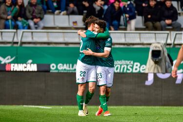 El Racing de Ferrol vuelve a soñar con el playoff a costa de un Elche que abandona el segundo puesto. Nico Serrano disputó un completo partido, coronado con el tanto que sirvió a los suyos para llevarse los tres puntos. Su segundo gol de la temporada (segundo en las últimas tres jornadas).
