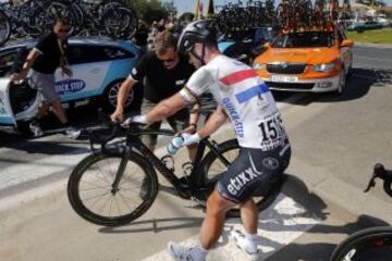 Mark Cavendish intenta subirse de nuevo a la bicicleta tras la caída.