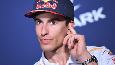 Marc Márquez atiende a la prensa en Le Mans, donde reaparece este fin de semana tras un mes y medio de lesión.
