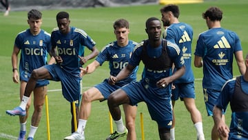 OVIEDO, 29/08/2025.- Los defensas Eric Bailly y Nacho Vidal durante el entrenamiento realizado este viernes, en la víspera del partido de la tercera jornada de Liga que el equipo disputa ante la Real Sociedad. EFE/Paco Paredes