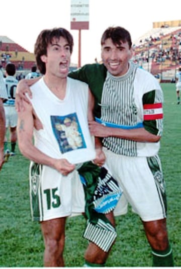 El 'Choro' fue el capitán del equipo que ganó la última estrella wanderina en 2001. En la foto, junto a Moisés Villarroel.