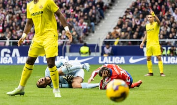 El portero brasile?o del Villarreal coch fuertemente con el delantero argentino del Atltico de Madrid en el minuto 31 de la primera mitad del encuentro. Los jugadores del conjunto colchonero protestaron airadamente pero el colegiado del encuentro, 
Snchez Martnez, interpret que el portero lleg antes al baln.