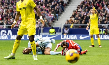 El portero brasileño del Villarreal cochó fuertemente con el delantero argentino del Atlético de Madrid en el minuto 31 de la primera mitad del encuentro. Los jugadores del conjunto colchonero protestaron airadamente pero el colegiado del encuentro, 
Sánchez Martínez, interpretó que el portero llegó antes al balón.