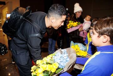 Cristiano Ronaldo ya está en Arabia Saudí. El portugués será presentado en el día de hoy con su nuevo equipo y cientos de aficionados le han esperado en su aterrizaje en su nuevo país. 