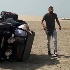 Piqué vuelca un buggy en el desierto: ojo al grito en la caída