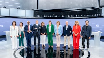 (I-D) Los candidatos para las elecciones europeas Oihane Agirregoitia (Coalici¨®n por una Europa Solidaria); Irene Montero (Podemos); Jordi Ca?as (Ciudadanos); Teresa Ribera (PSOE); Diana Riba (Ahora Rep¨²blicas); Dolors Montserrat (PP); Jorge Buxad¨¦ (Vox); Estrella Gal¨¢n (Sumar), y el representante de ERC Aleix Sarri, un debate a nueve a tres d¨ªas de las elecciones europeas, a 6 de junio de 2024, en Madrid (Espa?a). RTVE celebra hoy el ¡®9J, el debate decisivo¡¯ con las nueve formaciones con representaci¨®n en el Parlamento europeo. Con una duraci¨®n aproximada de 120 minutos, el debate se estructura en cuatro bloques tem¨¢ticos, que van desde el modelo de Europa a la pol¨ªtica exterior, pasando por cuestiones como la migraci¨®n o la econom¨ªa. Asisten los cabezas de lista del PSOE (Teresa Ribera), PP (Dolors Montserrat), Ciudadanos (Jordi Ca?as), Vox (Jorge Buxad¨¦), Sumar (Estrella Gal¨¢n), Ahora Rep¨²blicas (Diana Riba), Podemos (Irene Montero), y Coalici¨®n por una Europa Solidaria (Oihane Agirregoitia). Por parte de Junts+ est¨¢ Aleix Sarri.
06 JUNIO 2024
Alberto Ortega / Europa Press
06/06/2024