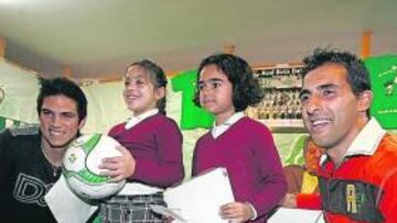 <b>LOS PUNTALES DEL BETIS. </b>Mark González y Ricardo el pasado jueves con unos niños. Pueden ser esta tarde los referentes del equipo.