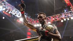 Israel Adesanya después de su pelea con Robert Whittaker en el UFC 271.