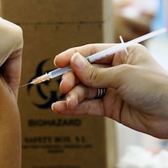 Sin relaciones, sin tomar el sol...: todo lo que no debes hacer tras vacunarte