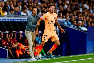 Luis García, entrenador del Espanyol, sujeta por los brazos a Saúl Ñíguez.