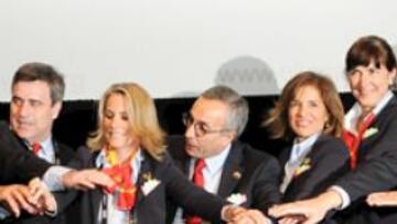 <b>JÚBILO. </b>Los representantes de la candidatura de Madrid a los Juegos de 2020 festejan en Quebec haber pasado el corte y ser una de las tres finalistas.