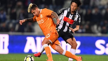 El brasile&ntilde;o Otavio (Oporto, de naranja) intenta zafarse del japon&eacute;s Shoya Nakayima, del Portimonense.