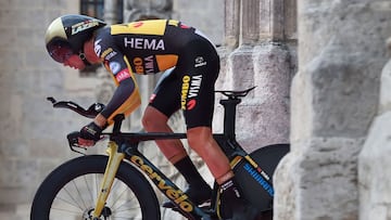 Team Jumbo&#039;s Slovenian rider Primoz Roglic competes in the 1st stage of the 2021 La Vuelta cycling tour of Spain, an 7,1 individual time-trial race from Burgos to Burgos, on August 14, 2021. (Photo by ANDER GILLENEA / AFP)