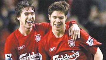 <b>GOLEADOR ESPAÑOL. </b>Xabi Alonso celebra con Kewell el 1-0 ante el Arsenal.
