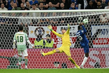1-2. Otro gran centro de Palmer desde el costado derecho que encuentra a Nicolas Jackson para rematar a bocajarro y anotar el segundo tanto Blues.