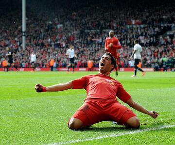 El 28 de enero de 2011 se hizo oficial su fichaje por el Liverpool, donde estaría tres años y medio. Grandes clubes europeos pretendían el fichaje del delantero: Juventus y Manchester United, entre otros. Finalmente recaló en el Liverpool, quien pagó 26'5 millones de euros por el traspaso. Llevó el número 7 y desde el inició mostró una gran alegría por llevar el mismo dorsal que históricos como Keegan o Dalglish. Con el Liverpool disputó 133 partidos y anotó 82 goles. Hizo carrera en el club inglés, aunque no ganó muchos títulos: en un Liverpool todavía en construcción para lo que vendría después, ganó una League Cup.