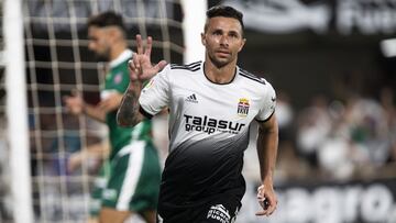 Rubén Castro celebra su hat-trick ante el Amorebieta.