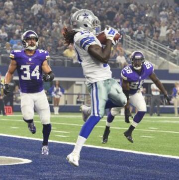 Los Vikings se impusieron a unos Cowboys que empezaron muy bien el partido guiados por un notable Tony Romo. En s¨®lo 5 series, el QB de los Vaqueros complet¨® 5 de 8 pases para 88 yardas y 2 touchdowns (en la foto, el segundo: un pase de 8 yardas a Lucky Whitehead). Cuando Romo dej¨® el partido, Dallas ganaba 14 a 10. Por parte de los Vikings destacaron el 7 de 7 de Teddy Bridgewater (76 yardas) y el touchdown de retorno (kick return) de 107 yardas por parte de Cordarelle Patterson.