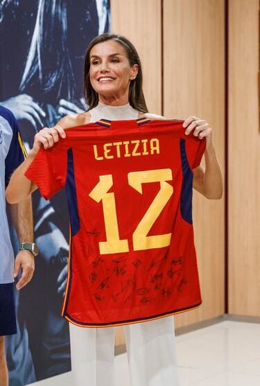 Luis Rubiales le ha entregado a Su Majestad una camiseta conmemorativa con su nombre, un balón oficial como el que se va a usar en Australia y Nueva Zelanda y un brazalete de capitana de la Selección española femenina. “Queremos nombrarla capitana de la Selección”, ha bromeado el presidente de la RFEF. 