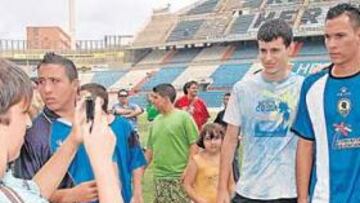 <b>EXPECTACIÓN. </b>Blas Pérez estuvo más de media hora fotografiándose con los aficionados y firmando autógrafos a los más pequeños, ayer, sobre el césped del Rico Pérez.