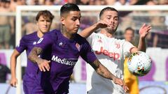 Pjanic pelea con Pulgar por el bal&oacute;n durante el Fiorentina-Juventus.
