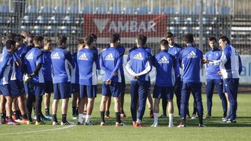 Raúl Agné se dirige a sus jugadores en el entrenamiento de ayer.